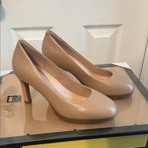 EUC Clarks Elegant Tan Women's Pumps 3.5” Heels Size 10M
